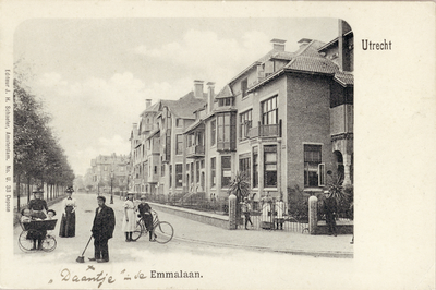 4065 Gezicht in de Emmalaan te Utrecht met op de voorgrond, met bezem, de straatfiguur Daantje (Daan Brinkerink, 1850-1925).